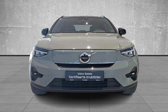 Volvo XC40 2 of 5
