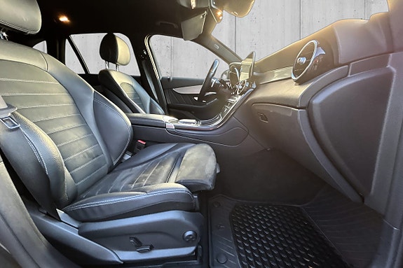 Mercedes-Benz GLC300 e 14 of 22