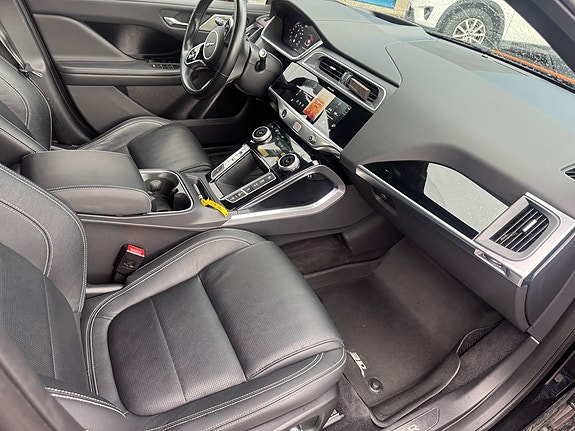 Jaguar I-PACE 12 of 30
