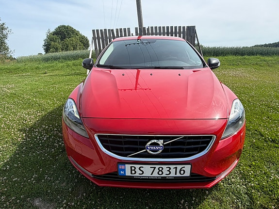 Volvo V40 2 of 5