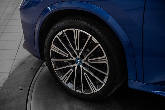 BMW iX2 10 of 26
