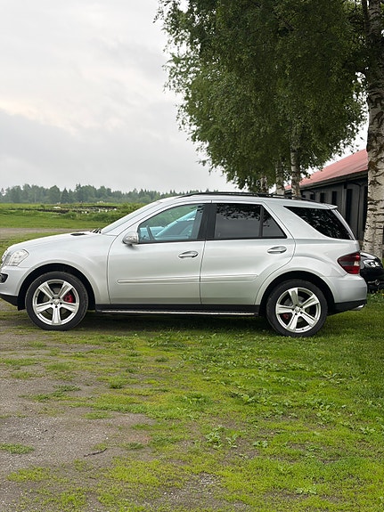 Mercedes-Benz ML280 2 of 5