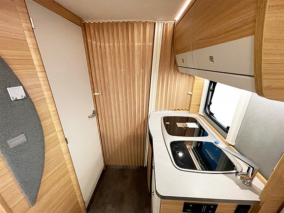 Dethleffs Camper 470 ER // Enkle senger 6 of 16