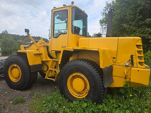 Komatsu WA270 2 of 5