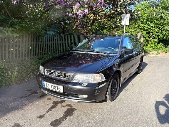 Volvo V40 2 of 5