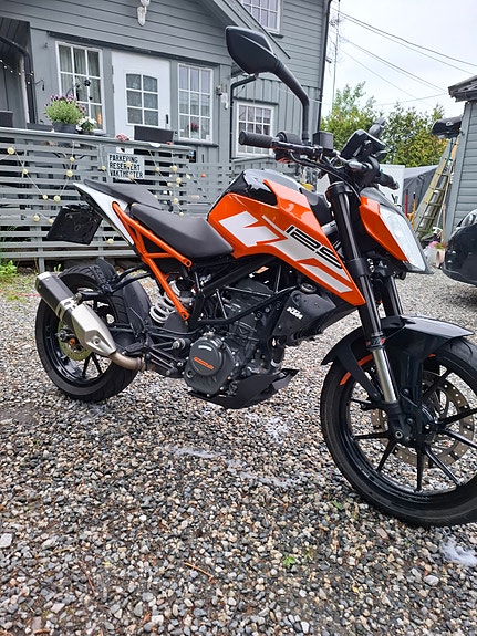 KTM 125 Duke 2 of 5