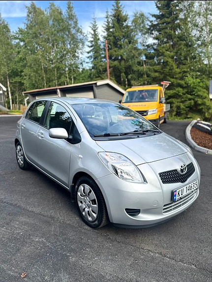 Toyota Yaris 6 of 17