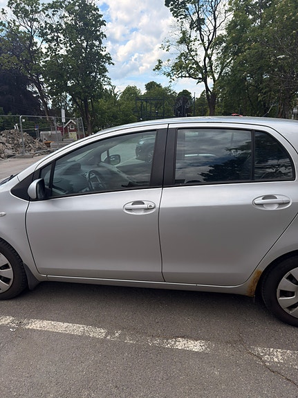 Toyota Yaris 15 of 17