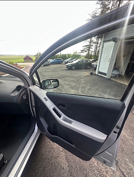 Toyota Yaris 12 of 17