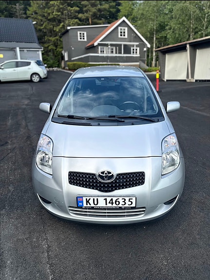 Toyota Yaris 4 of 17