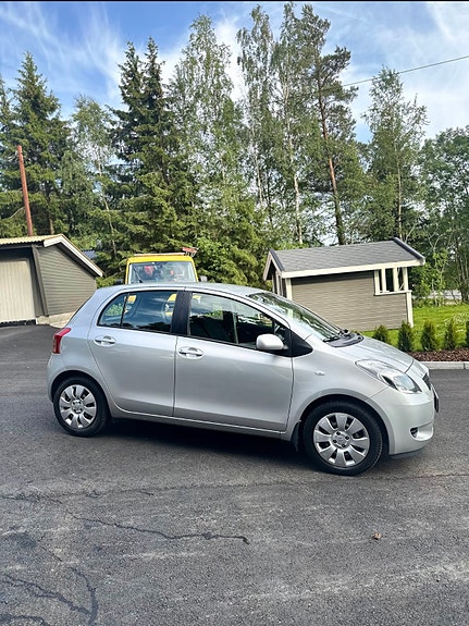 Toyota Yaris 5 of 17