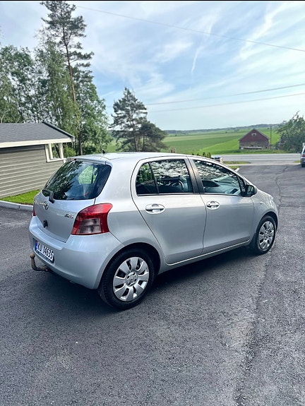 Toyota Yaris 7 of 17