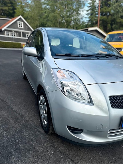 Toyota Yaris 3 of 17