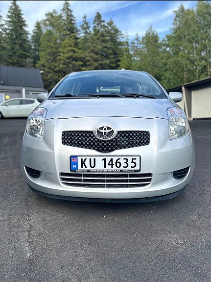 Toyota Yaris 2 of 17