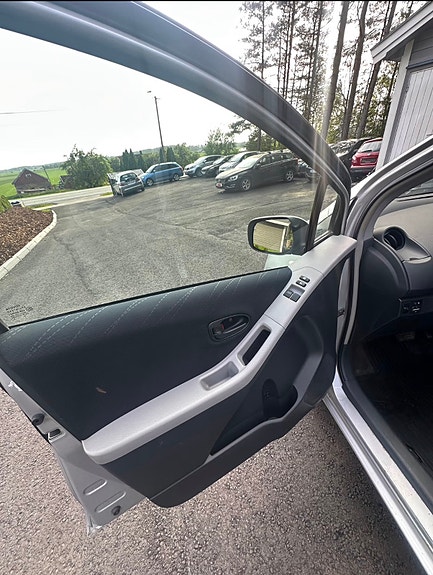 Toyota Yaris 13 of 17
