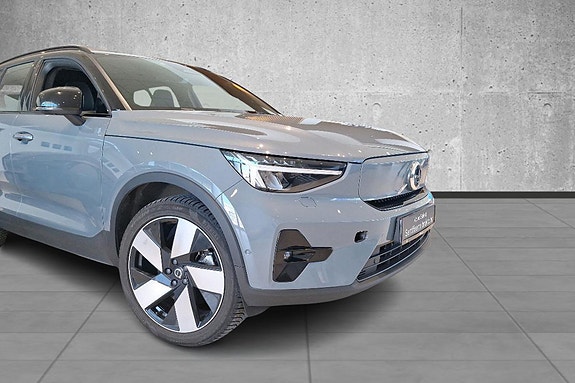 Volvo XC40 2 of 5