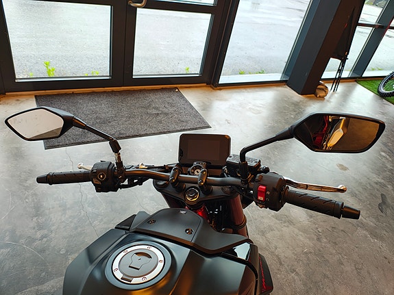 Honda CB750 Hornet 3 of 5