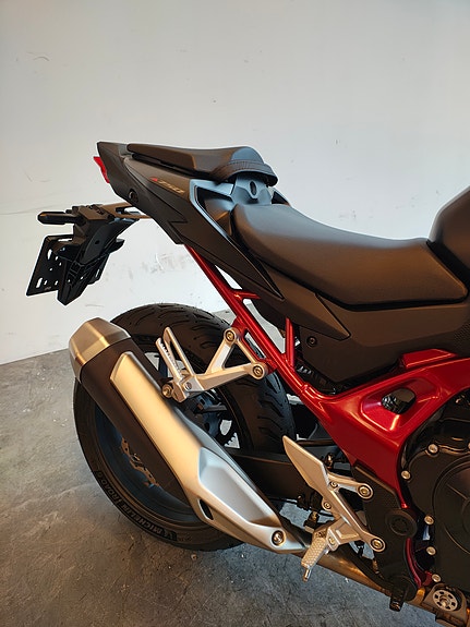 Honda CB750 Hornet 4 of 5