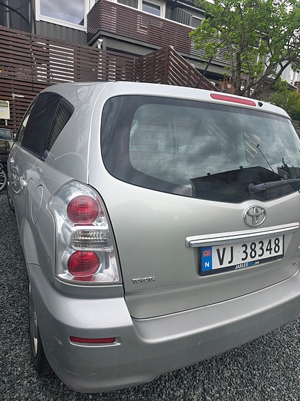 Toyota Corolla Verso 4 of 5