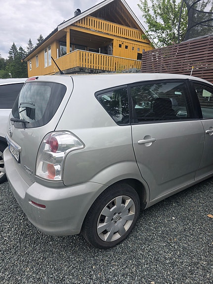 Toyota Corolla Verso 2 of 5