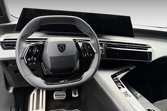 Peugeot e-5008 15 of 25