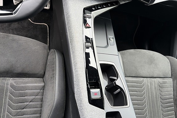 Peugeot e-5008 22 of 25