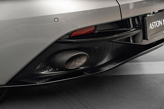 Aston Martin DB12 16 of 30