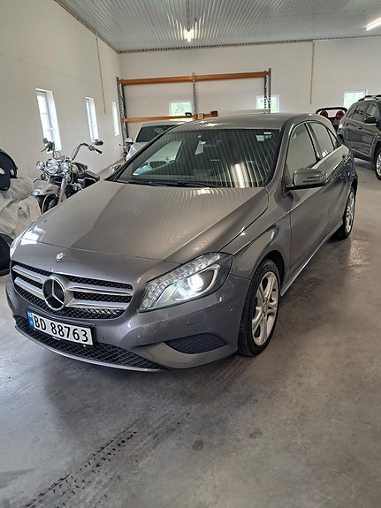 Mercedes-Benz A200 2 of 5