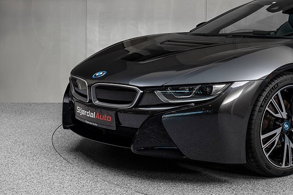 BMW i8 3 of 5