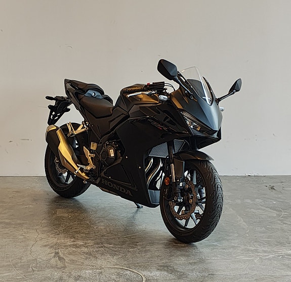 Honda CBR500R 2 of 5