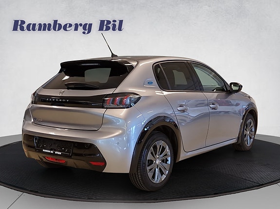 Peugeot e-208 2 of 27
