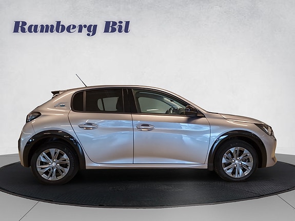Peugeot e-208 7 of 27