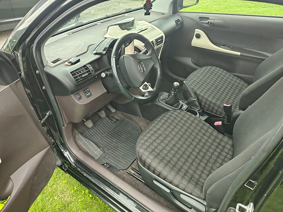 Toyota IQ 18 of 30