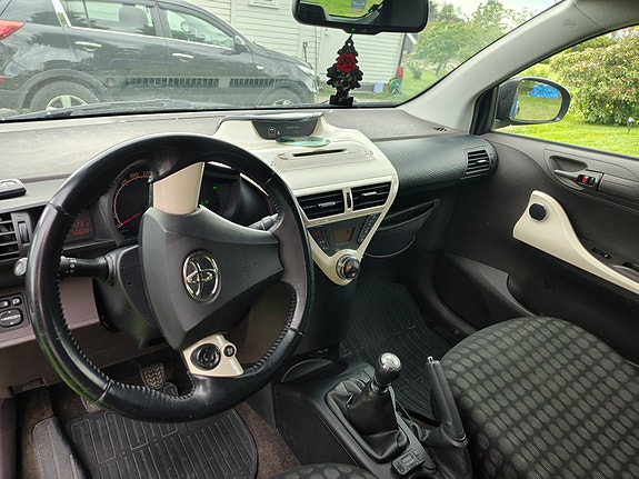 Toyota IQ 21 of 30