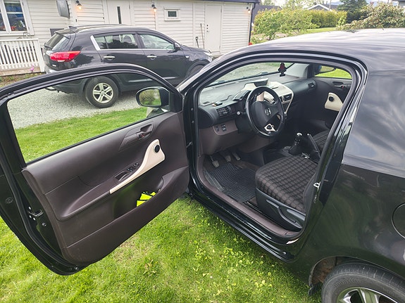 Toyota IQ 17 of 30