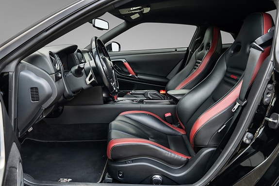 Nissan GT-R 18 of 30