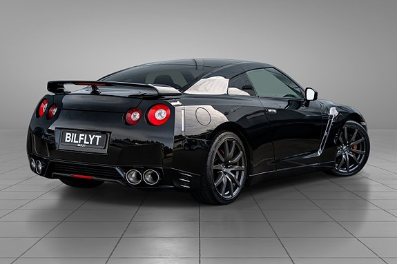 Nissan GT-R 2 of 30