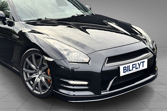 Nissan GT-R 2 of 5