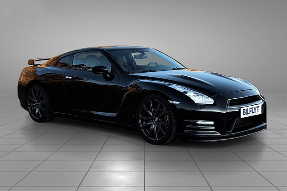 Nissan GT-R 4 of 5