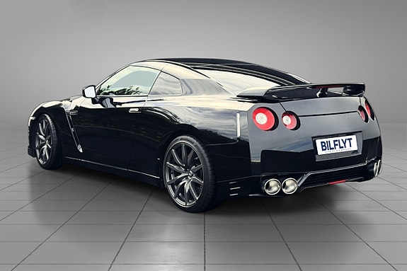 Nissan GT-R 3 of 5