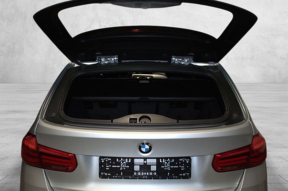 BMW 320i 14 of 30
