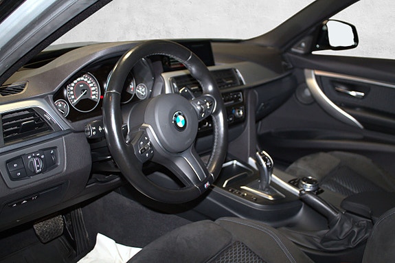 BMW 320i 17 of 30