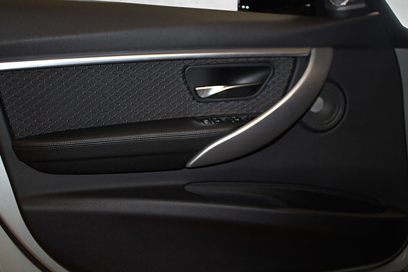 BMW 320i 15 of 30