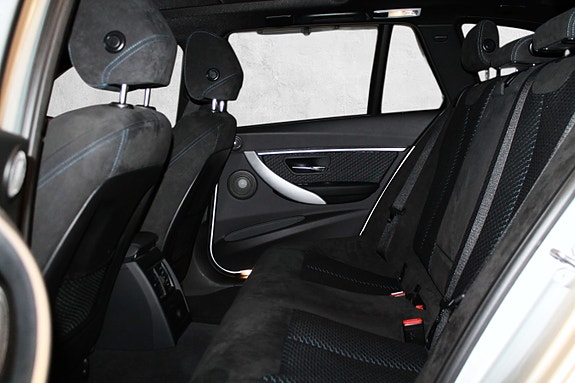 BMW 320i 23 of 30