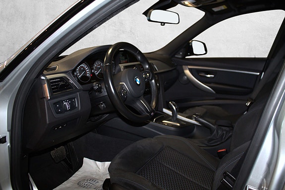 BMW 320i 18 of 30