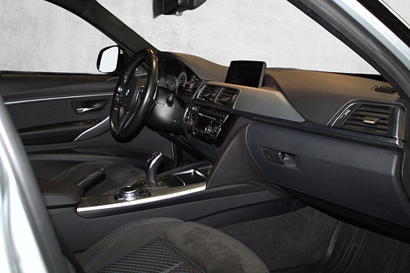 BMW 320i 21 of 30