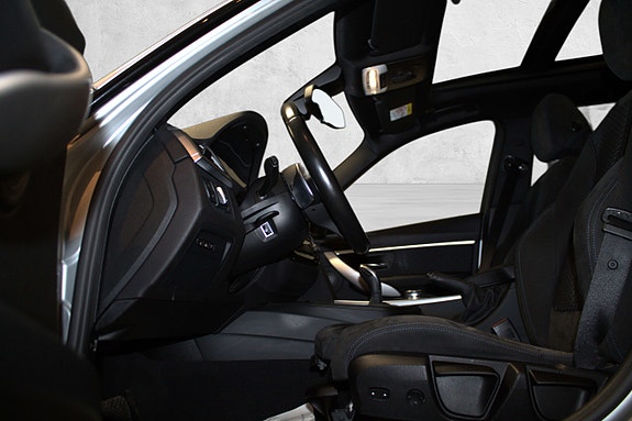 BMW 320i 16 of 30
