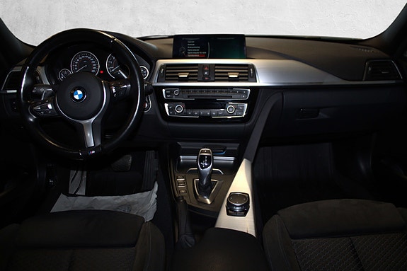 BMW 320i 25 of 30