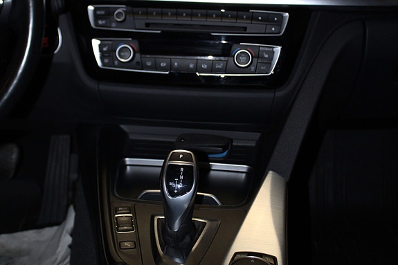 BMW 320i 26 of 30