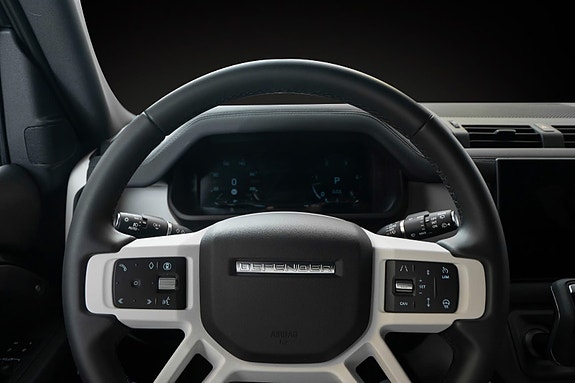 Land Rover Defender 110 6 of 13